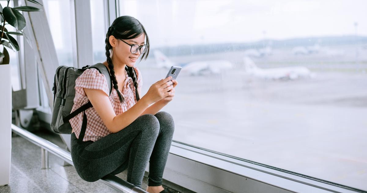 Mujer con un leggin en el aeropuerto esperando para coger un avión