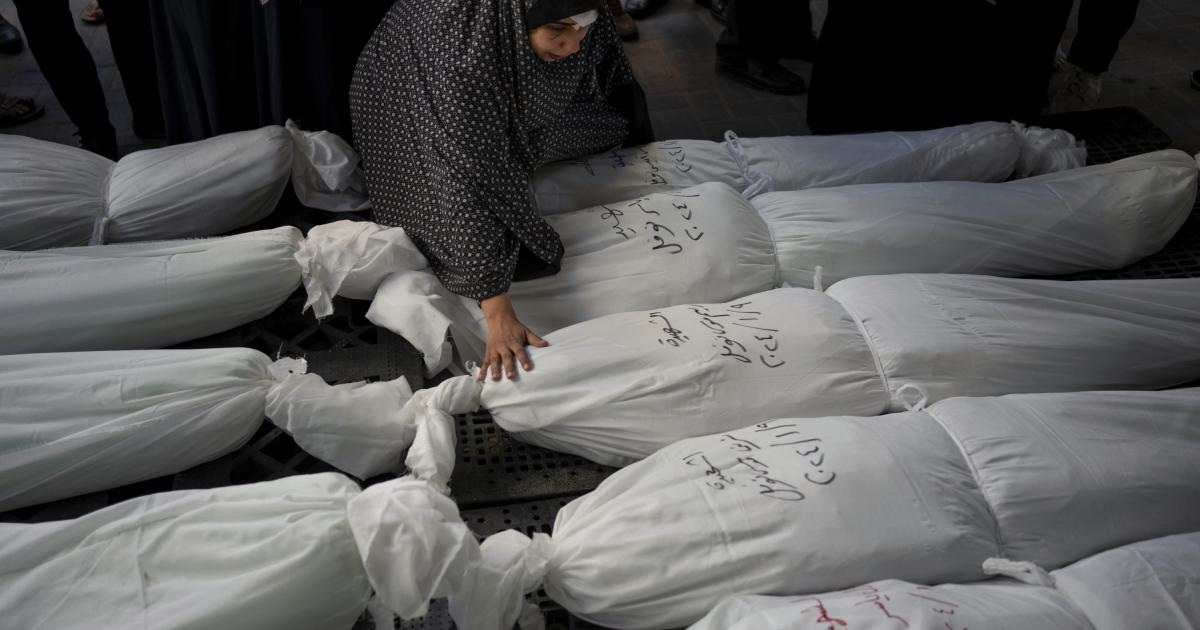 una-mujer-llora-sobre-los-cuerpos-de-sus-allegados-en-rafah-al-sur-de-gaza-el-10-de-enero-de-2024.jpeg