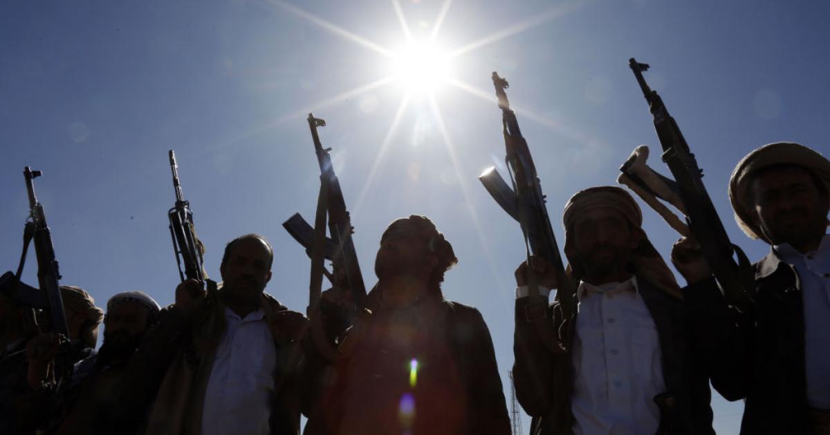 Un grupo de locales exhiben sus armas en una protesta contra EEUU y Reino Unido en Yemen
