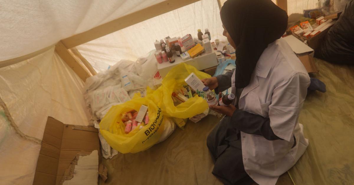 Una doctora palestina busca medicamentos en un almacén improvisado en una tienda en el campamento de Rafah.
