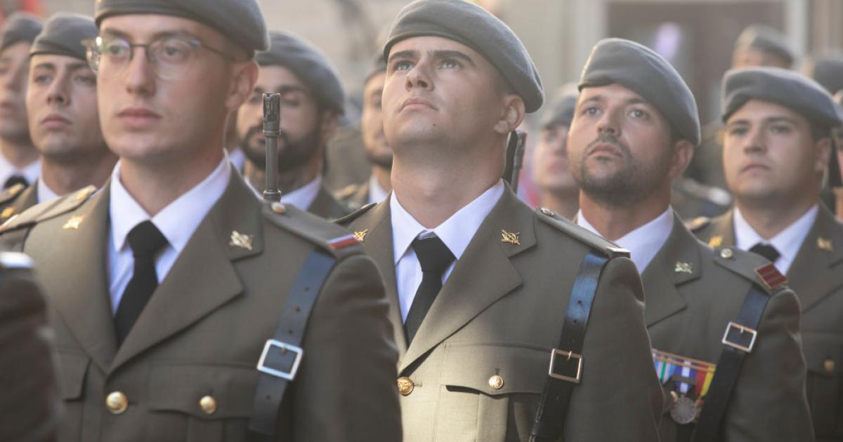 Un grupo de militares participa en una jura de bandera civil en Oviedo.