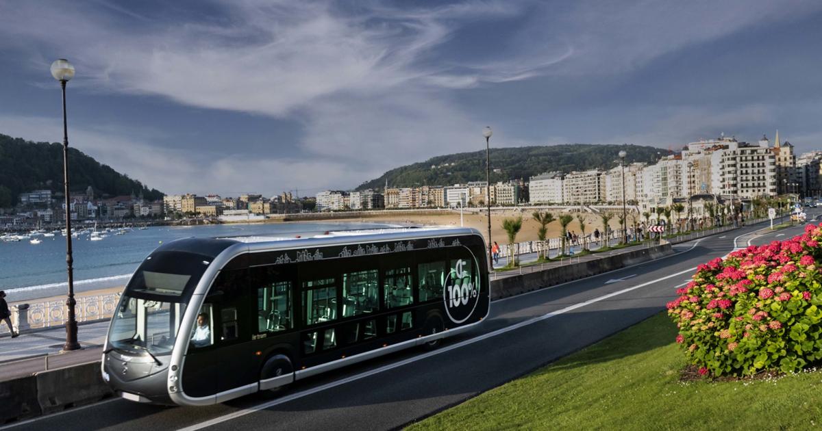 El Irizar ie tram atraviesa el paseo de la Playa de la Concha en San Sebastián.