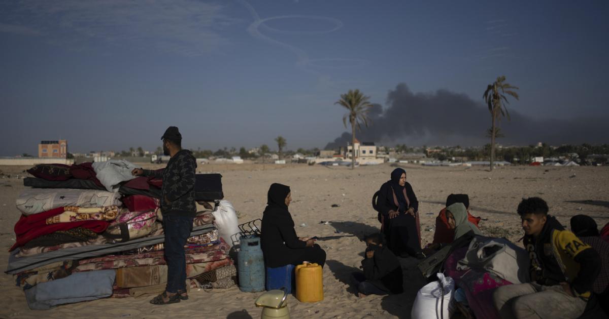 Palestinos en Kahn Younis huyen del campamento en el sur de la Franja de Gaza.