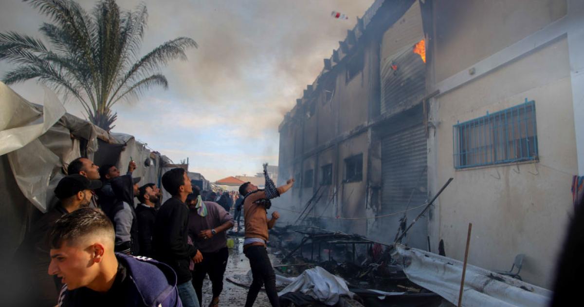 El edificio de la ONU atacado en un bombardeo israelí sobre el campamento de Jan Yunis.