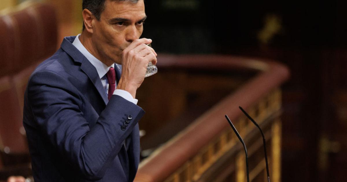 Pedro Sánchez echa un trago de agua desde la tribuna del Congreso