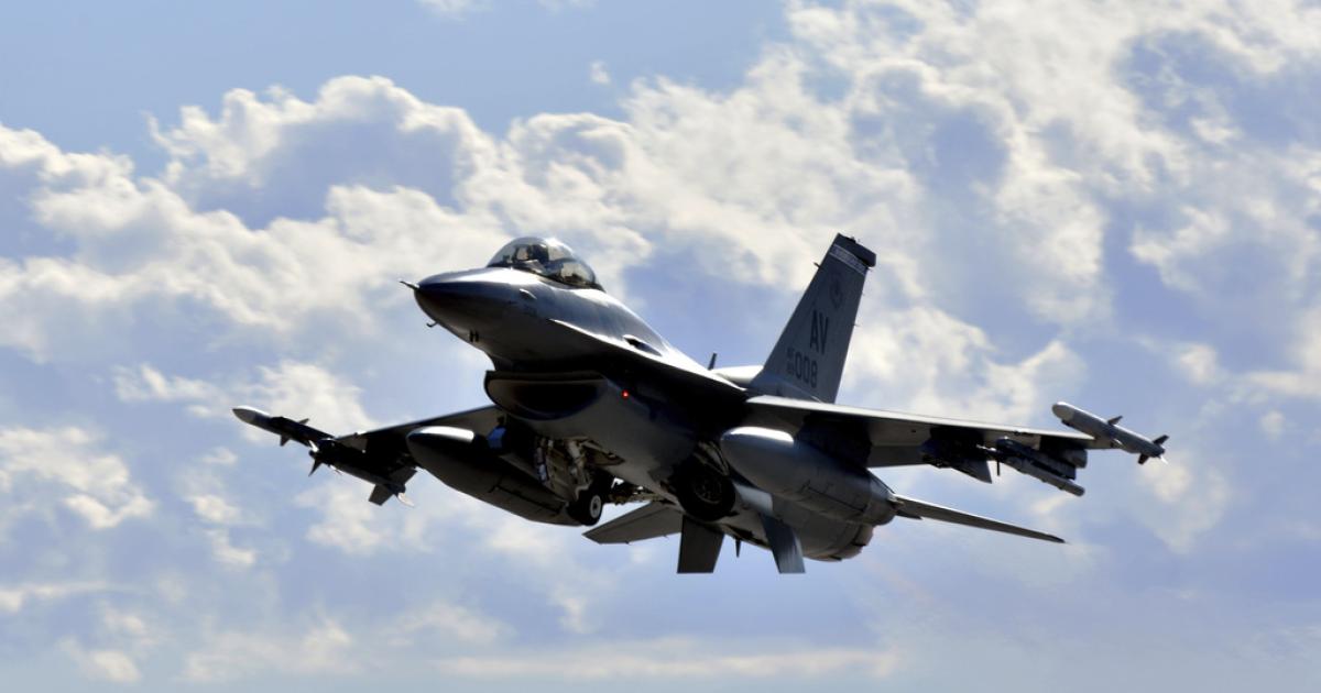 Un caza F-16 Falcon despega de una base aérea en el estado de Nevada, Estados Unidos.