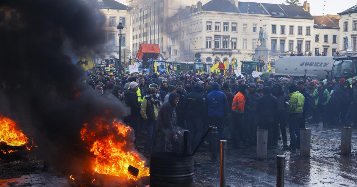 Barricadas en llamas ante la sede bruselense del Parlamento Europeo.