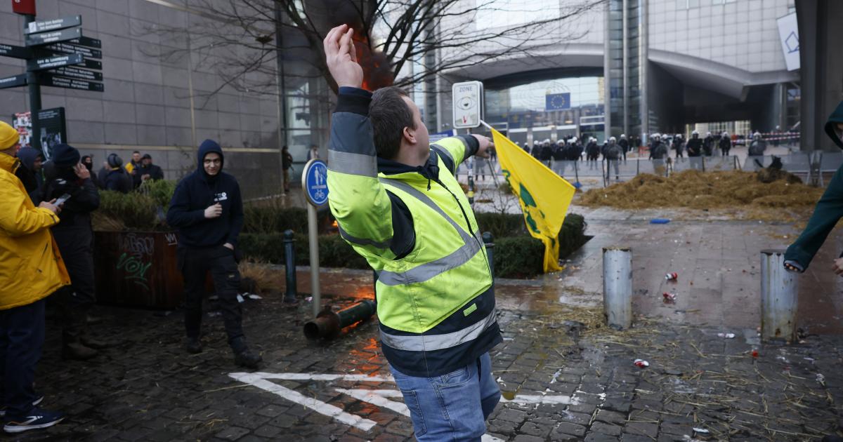 Un manifestante lanzando un huevo, en el marco de las protestas de agricultores en Bruselas, coincidiendo con la cumbre de líderes de la UE.