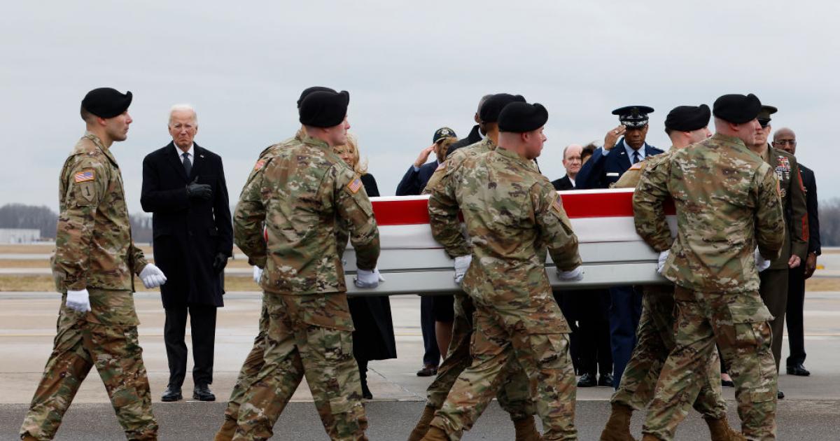 El presidente de Estados Unidos, Joe Biden, asiste al traslado de los soldados muertos en el atentado de Jordania