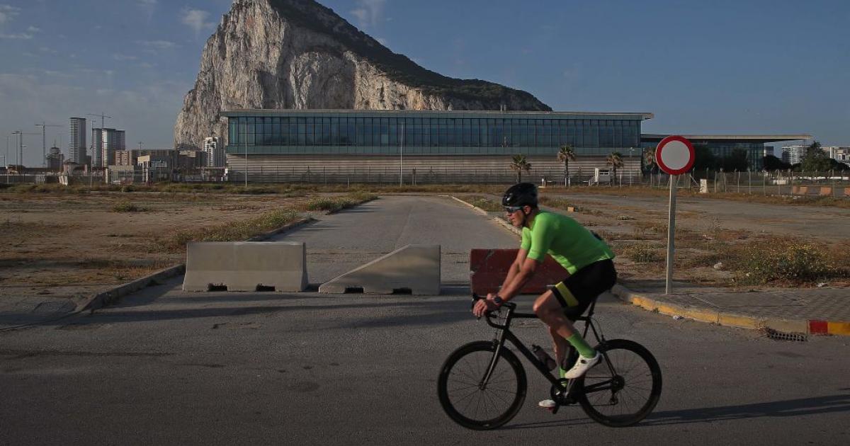Un ciclista circula frente al Peñón de Gibraltar.