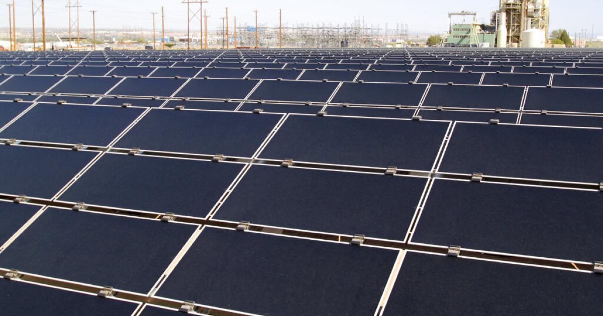 Paneles solares en un campo solar instalado den Estados Unidos.