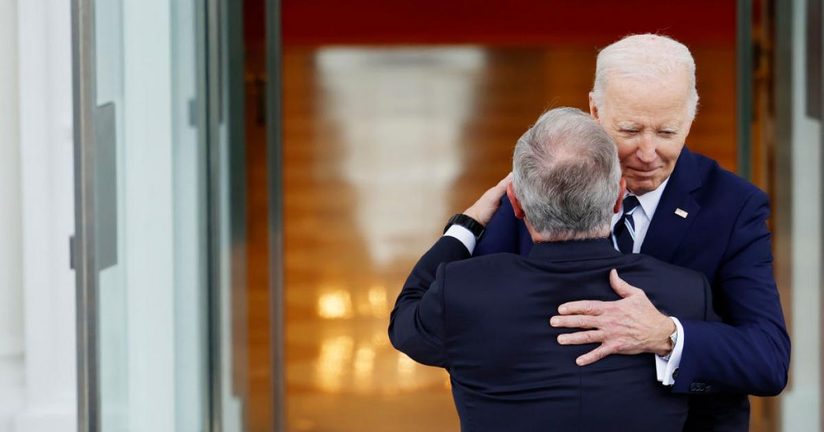 El presidente de EEUU Joe Biden saluda en la Casa Blanca al rey de Jordania, Abdalá II