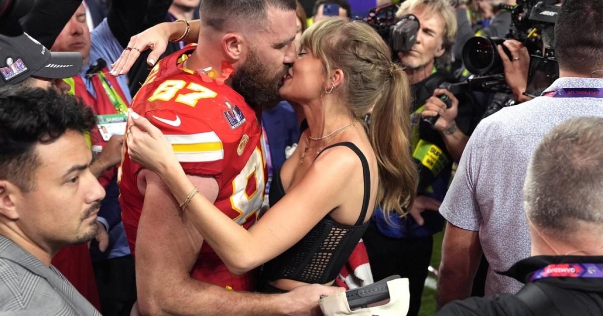 Taylor Swift y Travis Kelce se besan en el campo después de que los Kansas City Chiefs ganasen la final de la Super Bowl 2024.