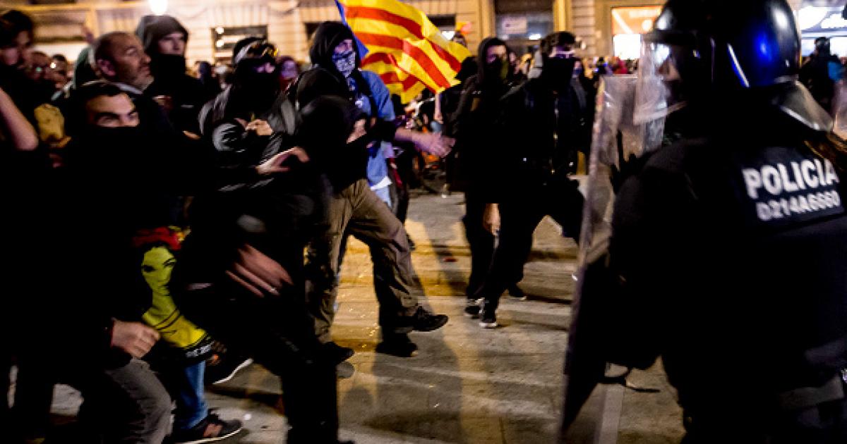 Disturbios durante las protestas tras la publicación de la sentencia del procés, en Via Laietana (Barcelona).