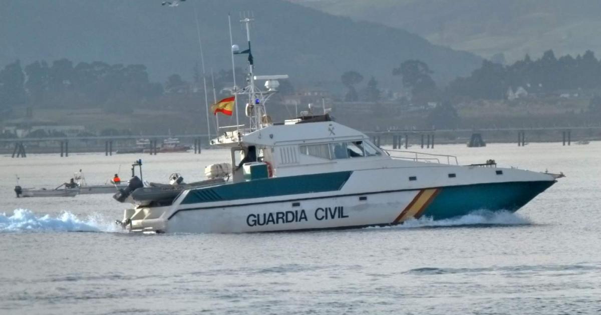 Lancha de la Guardia Civil en plena patrulla en Santander
