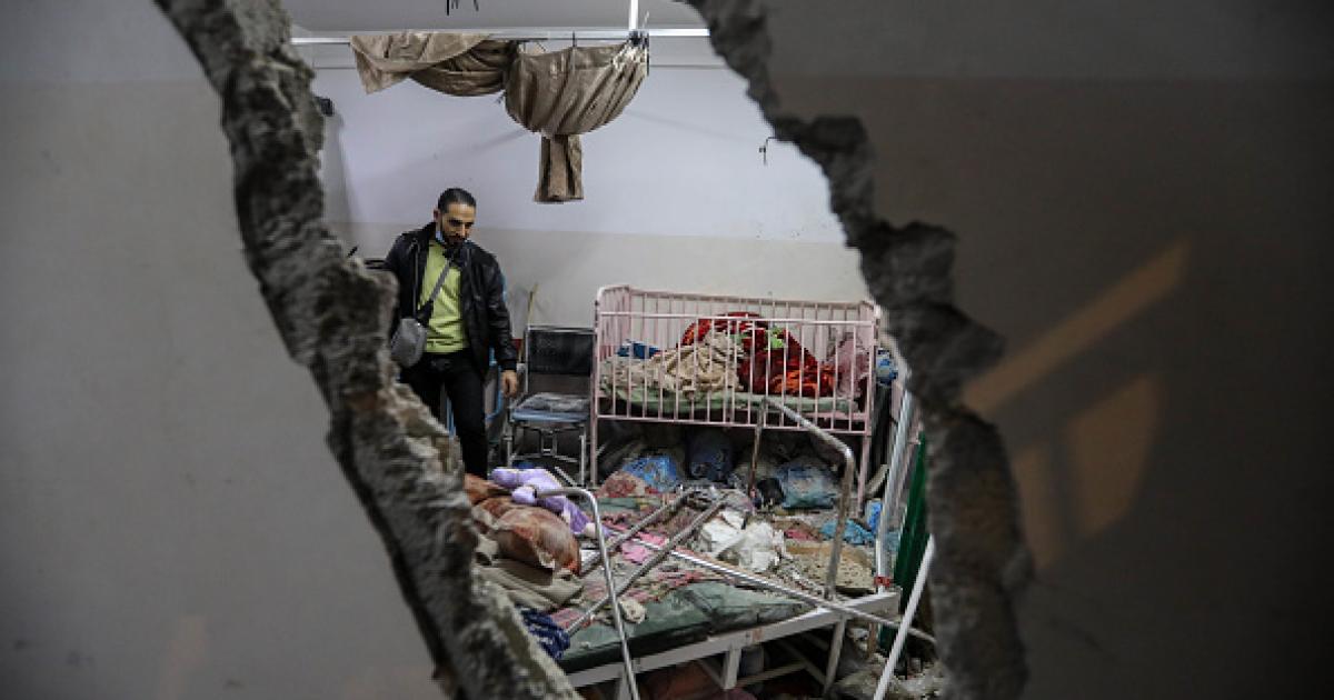 Imagen de archivo de los destrozos causados por anteriores bombardeos israelíes hospital Nasser, en Jan Yunis (Gaza).