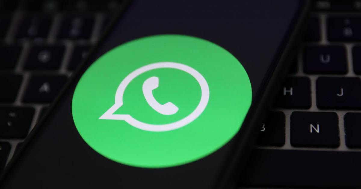 Logotipo de WhatsApp en la pantalla de un teléfono móvil.