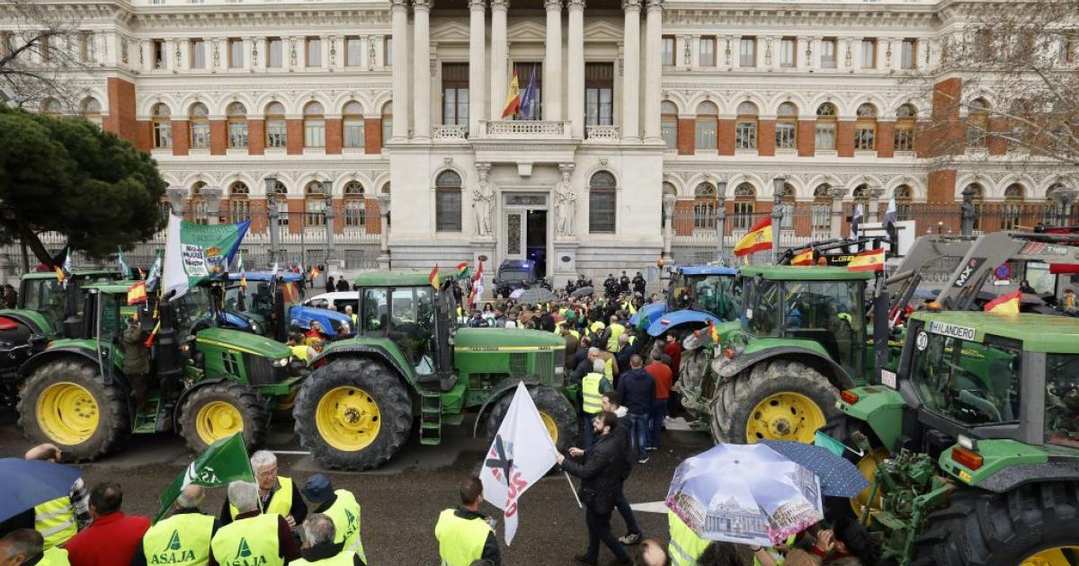 Tractores en la puerta del Ministerio de Agricultura