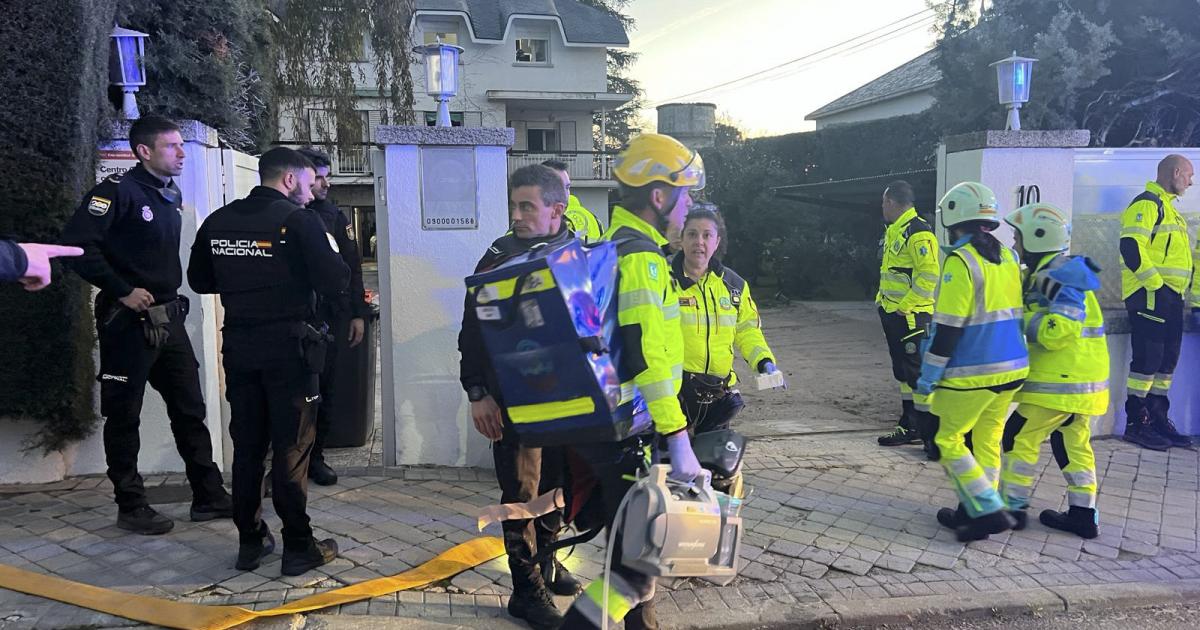 Bomberos a las puertas de una residencia tras un incendio