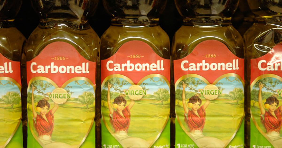 Imagen de archivo de aceite de oliva en un estante de un supermercado.