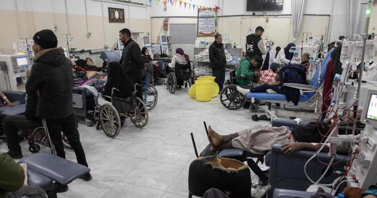 Pacientes que requieren de diálisis y no han podido abandonar el hospital Nasser de Gaza.