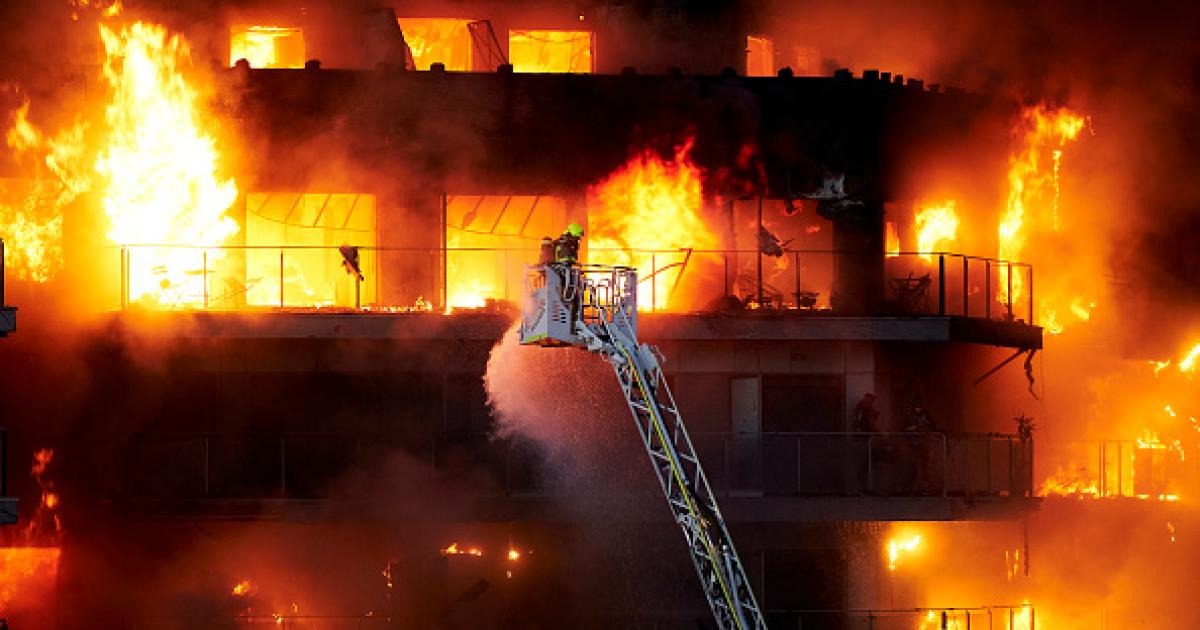 Las llamas devoraron a toda velocidad el edificio, extendiéndose velozmente por la fachada, que cuenta con un revestimiento de poliuterano.