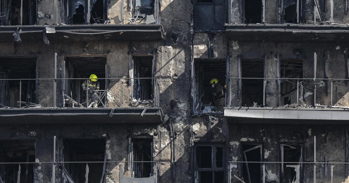 Los bomberos han empezado a acceder al interior del edificio incendiado en el barrio de Campanar de València para tratar de localizar a las posibles víctimas.