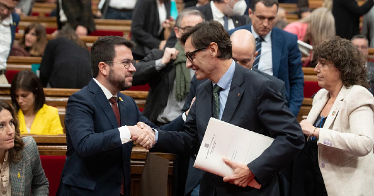 El president de la Generalitat de Catalunya, Pere Aragonès, y el primer secretario del PSC, Salvador Illa; en una imagen de archivo en el Parlament.