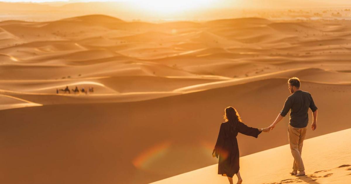 Pareja contemplando las dunas del Sahara