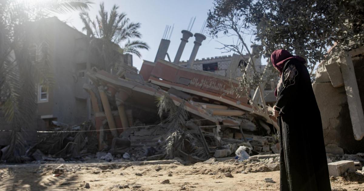 Una mujer palestina observa su casa destruida, en Yan Yunis (Gaza).