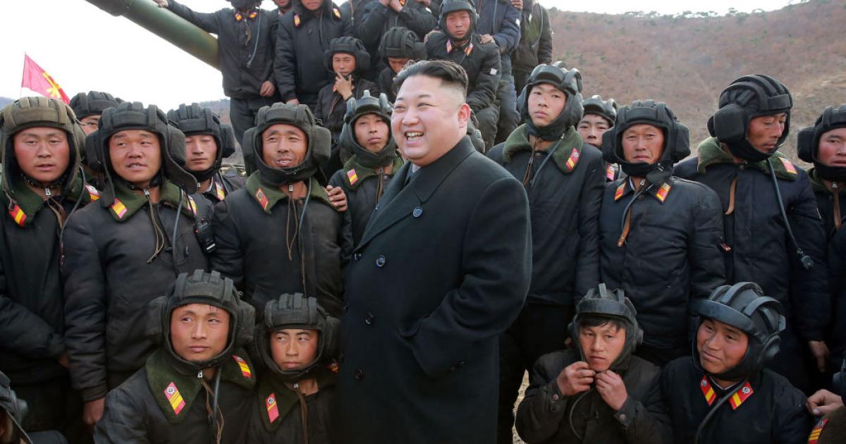 Kim Jong Un posa con militares norcoreanos en una foto de archivo