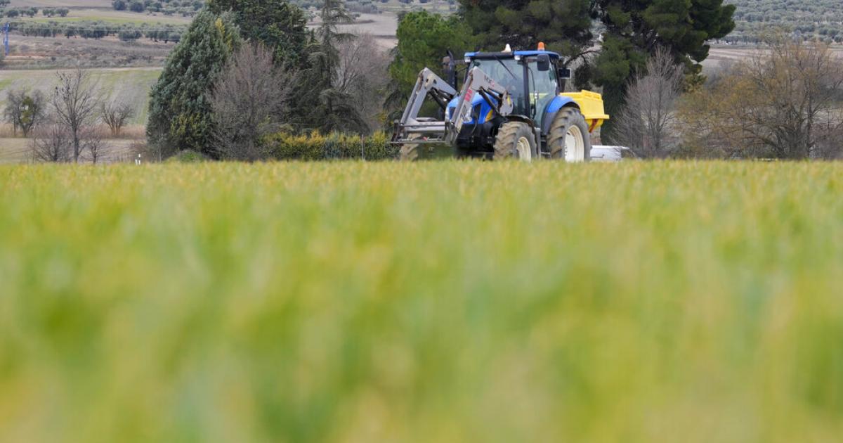 Un agricultor de la Comunidad de Madrid se dispone a fertilizar su finca en Anchuelo.