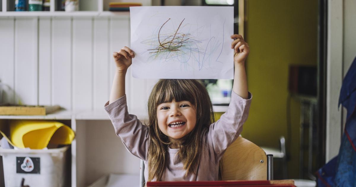 Imagen de archivo de una niña con un dibujo.
