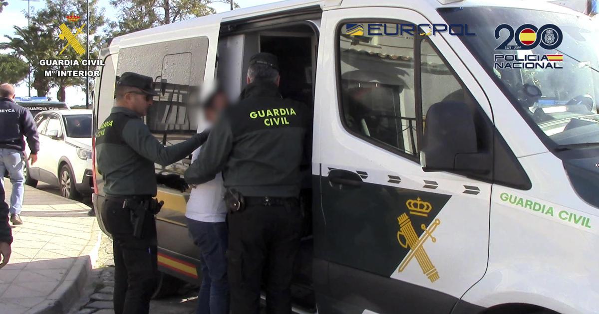 La Guardia Civil y la Policía Nacional, en colaboración con Europol, han detenido a dos hombres y una mujer por la muerte por ahogamiento de cinco migrantes que fueron arrojados al mar el pasado 29 de noviembre frente a la costa de Cádiz.