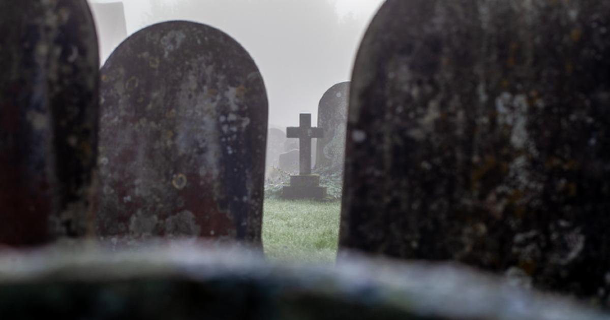 Imagen de archivo de tumbas y lápidas en un cementerio.