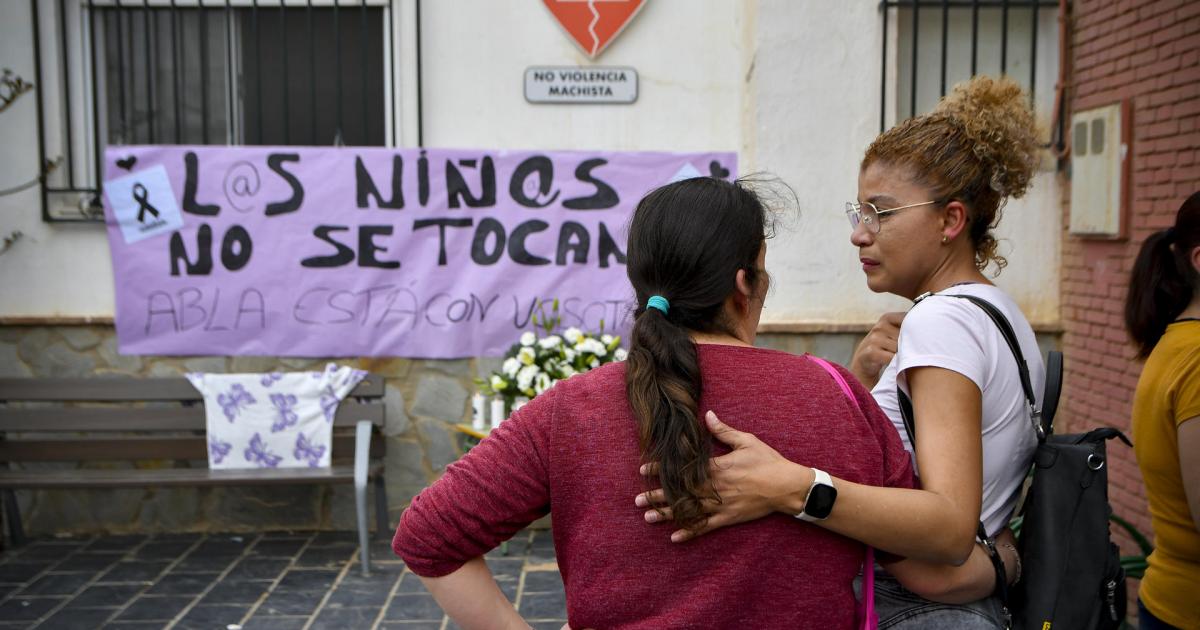 Vecinas de Abla colocan flores en el colegio donde estudiaba una de las niñas asesinadas por su padre en Almería.