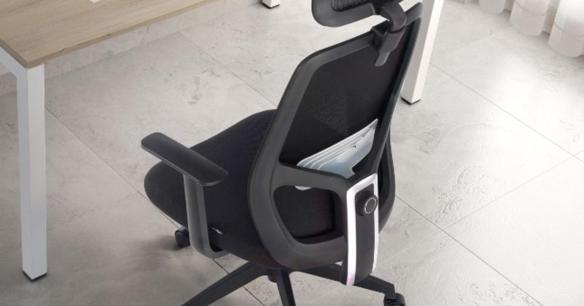 Las sillas que presumen de una buena ergonomía son aquellas que cuentan con elementos como los reposacabezas y los cojines lumbares.