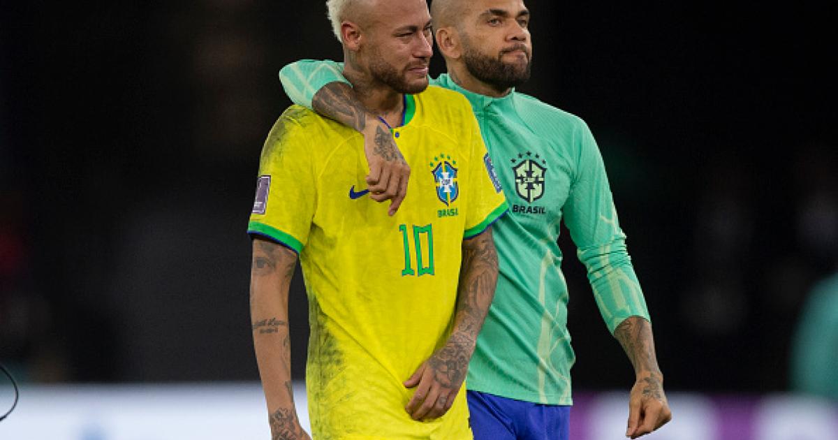 Neymar es consolado por Dani Alves, tras ser eliminada la 'canarinha' en el Mundial de Fútbol de Catar.
