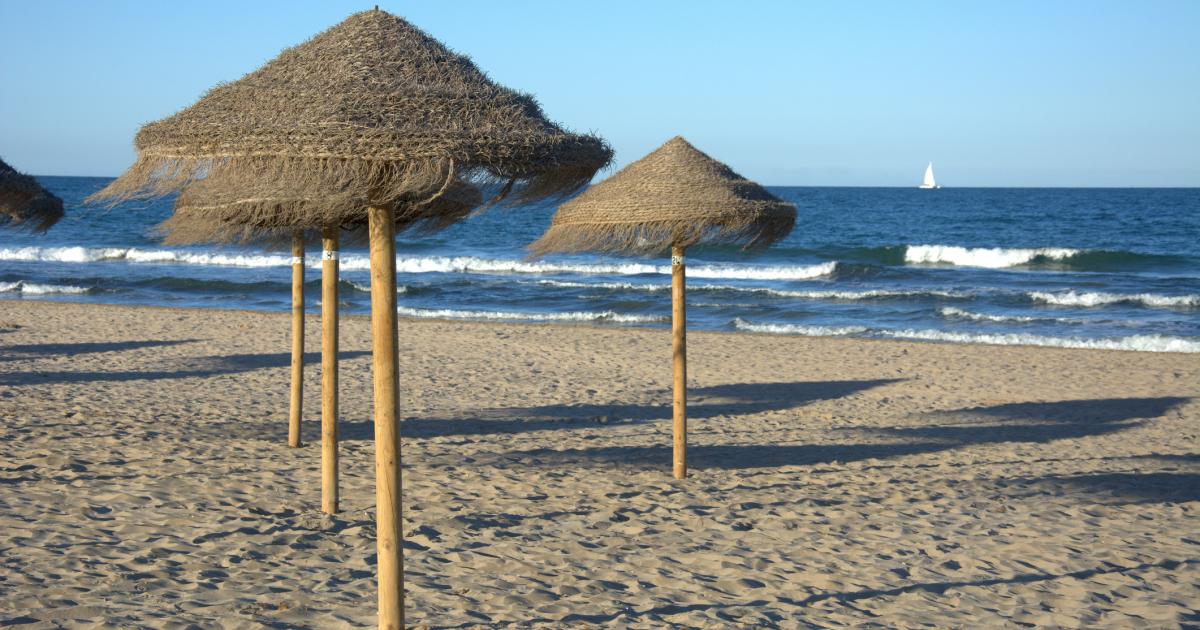 Sombrillas en la playa de La Malvarrosa de Valencia.