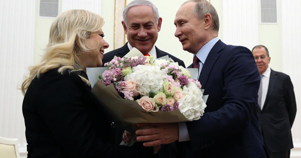 Vladimir Putin, acompañado del primer ministro israelí Benjamin Netanyahu y su esposa, en una imagen de archivo.