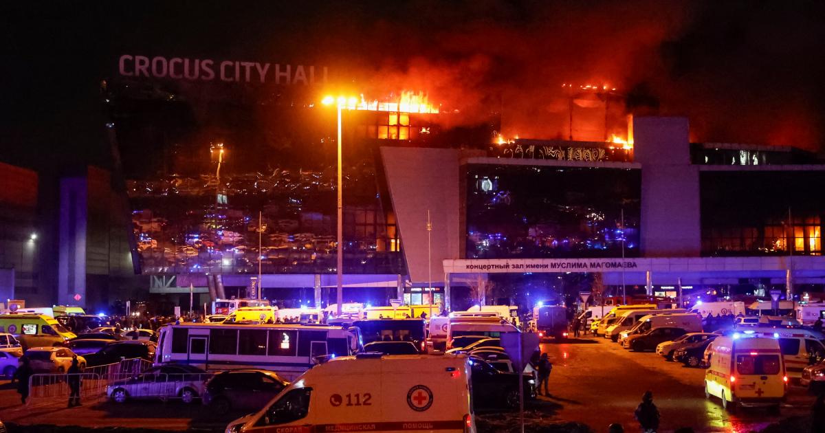 Imagen del incendio en la sala de conciertos Crocus City Hall de Moscú tras el atentado del Estado Islámico