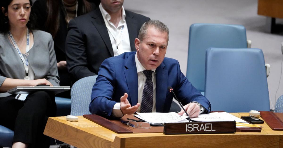 El embajador de Israel ante la ONU, Gilad Erdan, protesta durante el debate por Gaza
