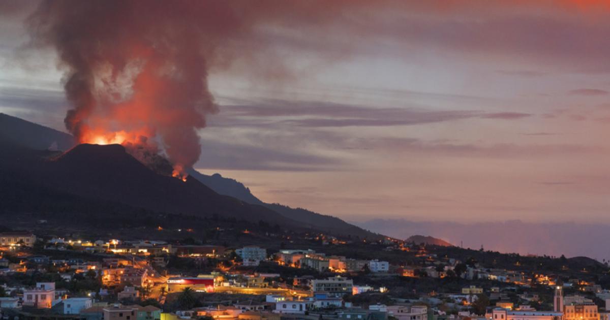 Casas del pueblo de El Paso, ante el volcán de La Palma (Canarias).