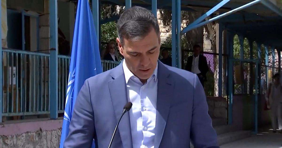 El presidente del Gobierno, Pedro Sánchez, durante su comparecencia desde un campo de refugiados de la UNWRA en Amán, la capital de Jordania.