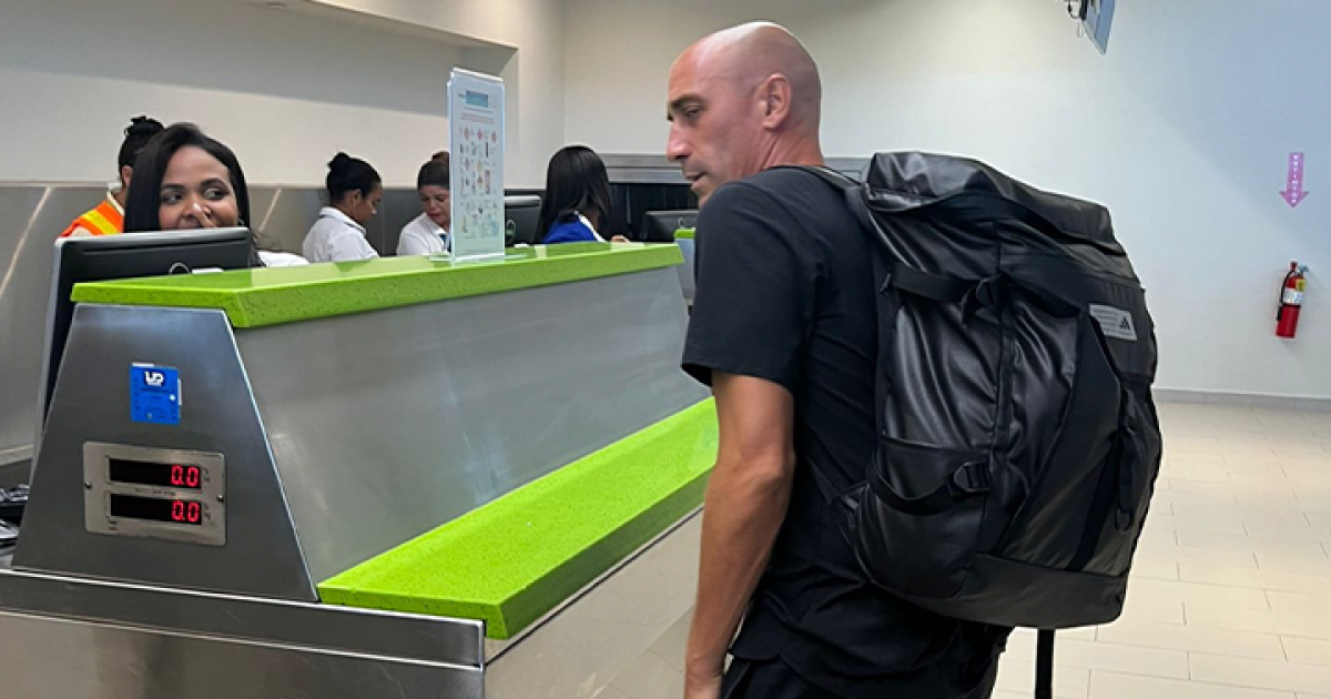 Luis Rubiales, expresidente de la RFEF, en el mostrador de facturación del aeropuerto de Punta Cana.