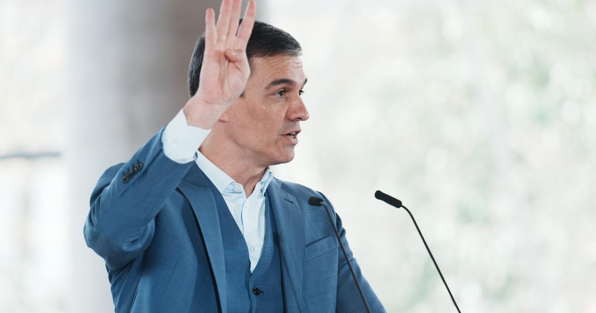 Pedro Sánchez haciendo un gesto con cuatro dedos.