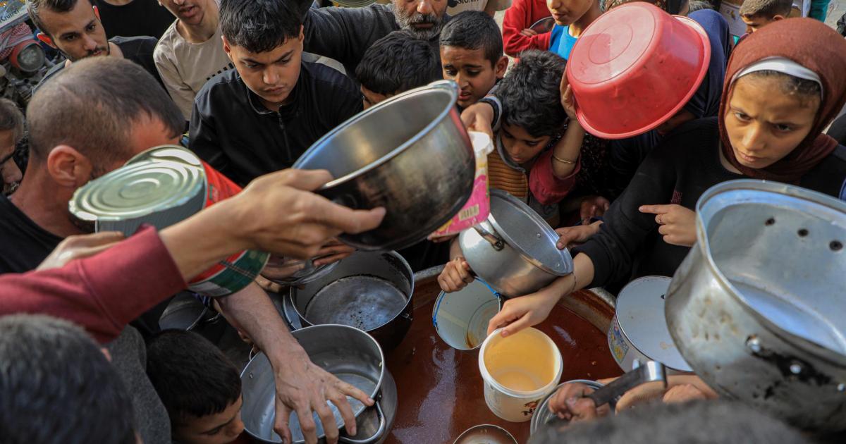 Palestinos recibiendo alimentos y ayuda humanitaria en la Franja de Gaza