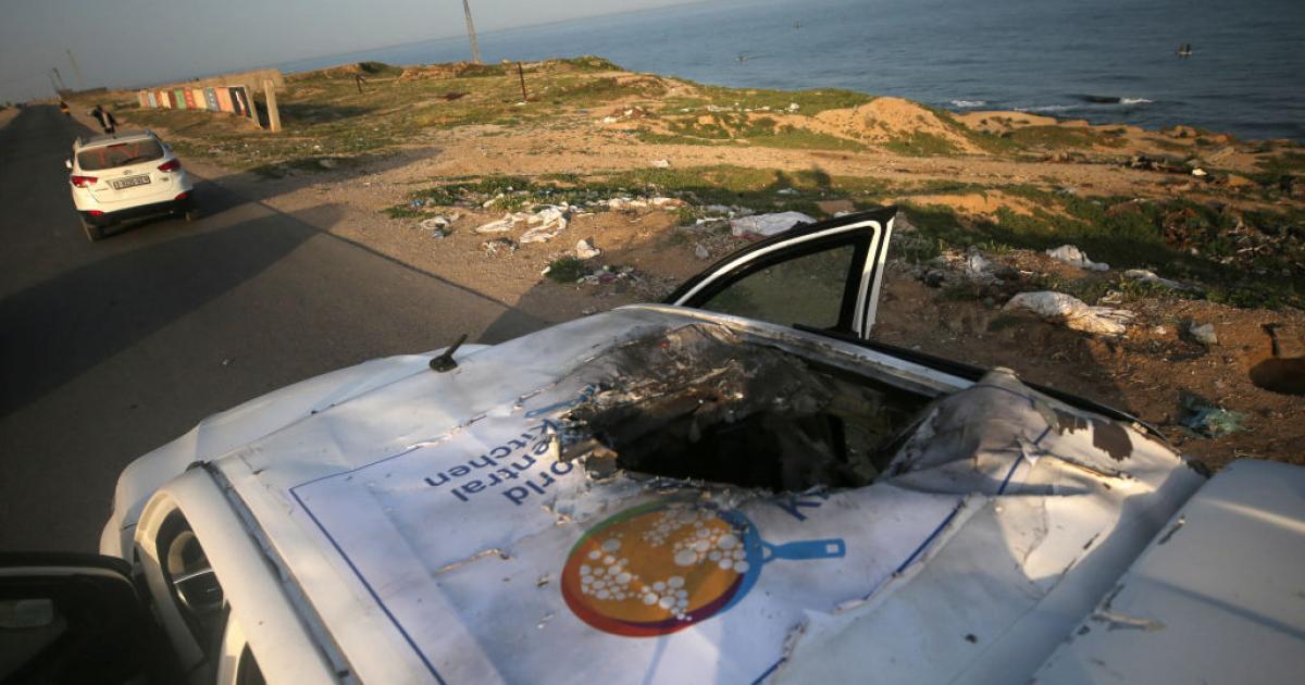 Restos de uno de los coches de World Central Kitchen atacados "por error" por Israel