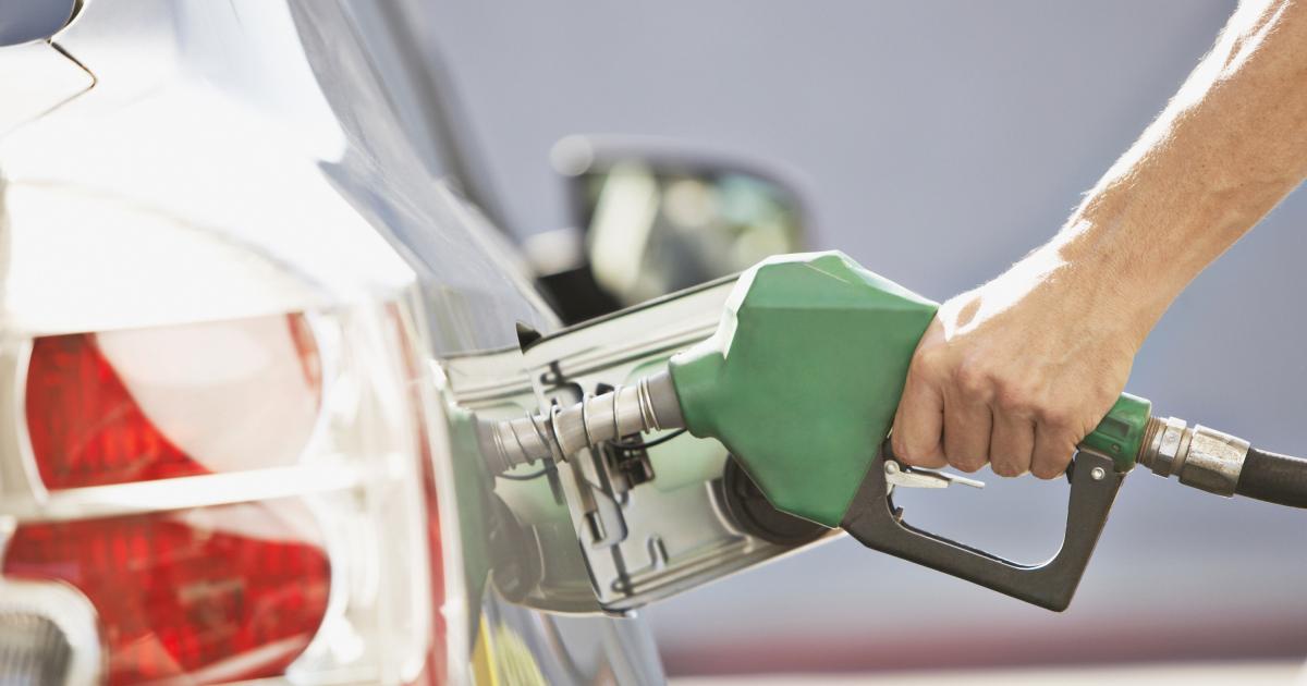 Una persona echando gasolina en su coche.