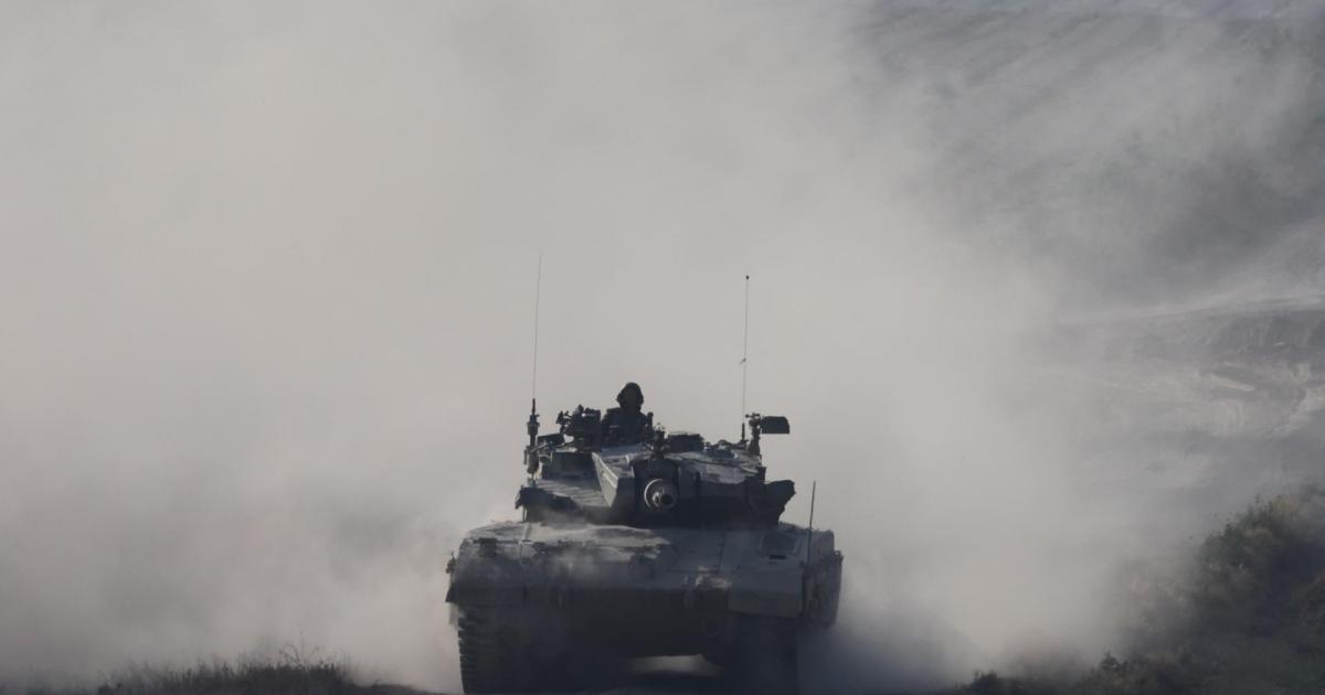 Imagen de archivo de un tanque israelí desplazándose por la frontera con la Franja de Gaza.